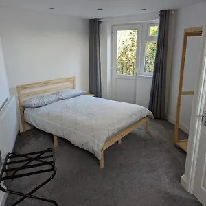  Apartment Flat With Great Transport Links
